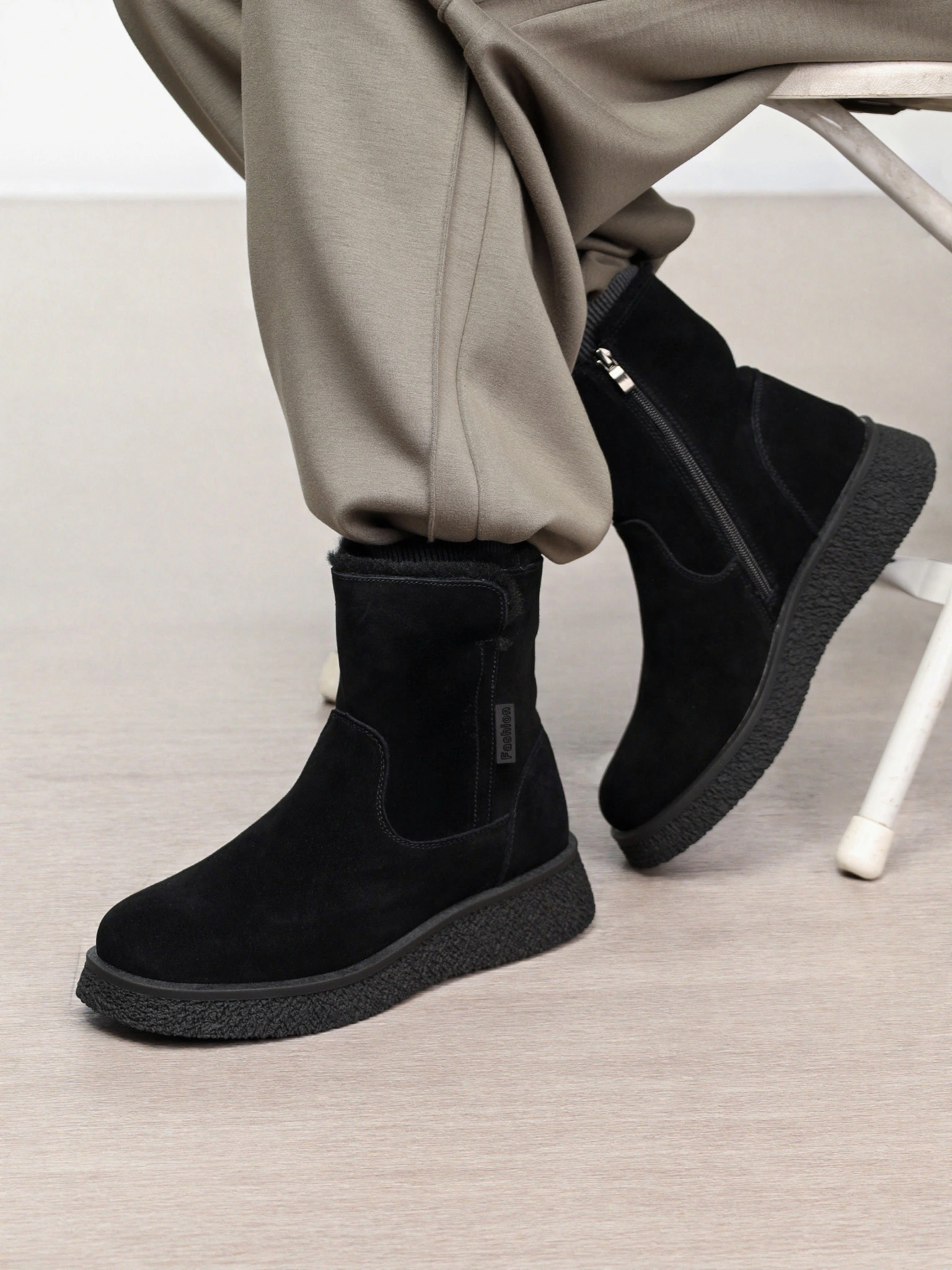 Ботинки черного цвета из натуральной замши на средней танкетке